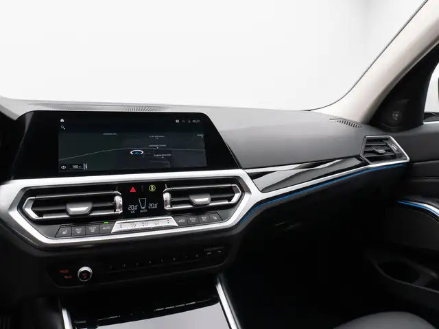 BMW 3 Series view 22