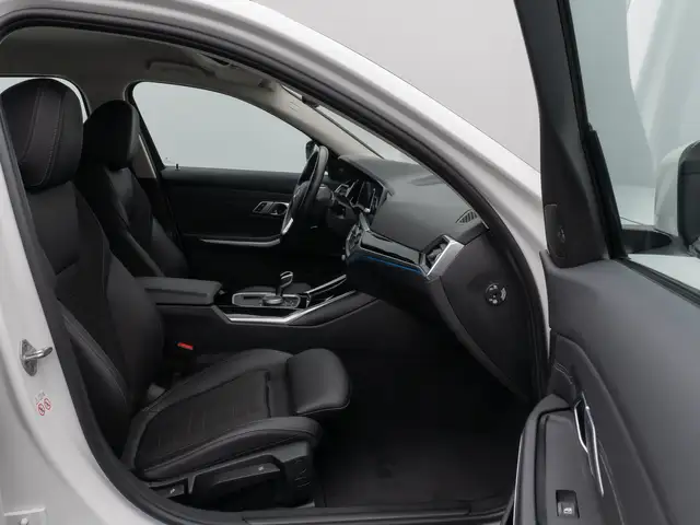 BMW 3 Series view 25