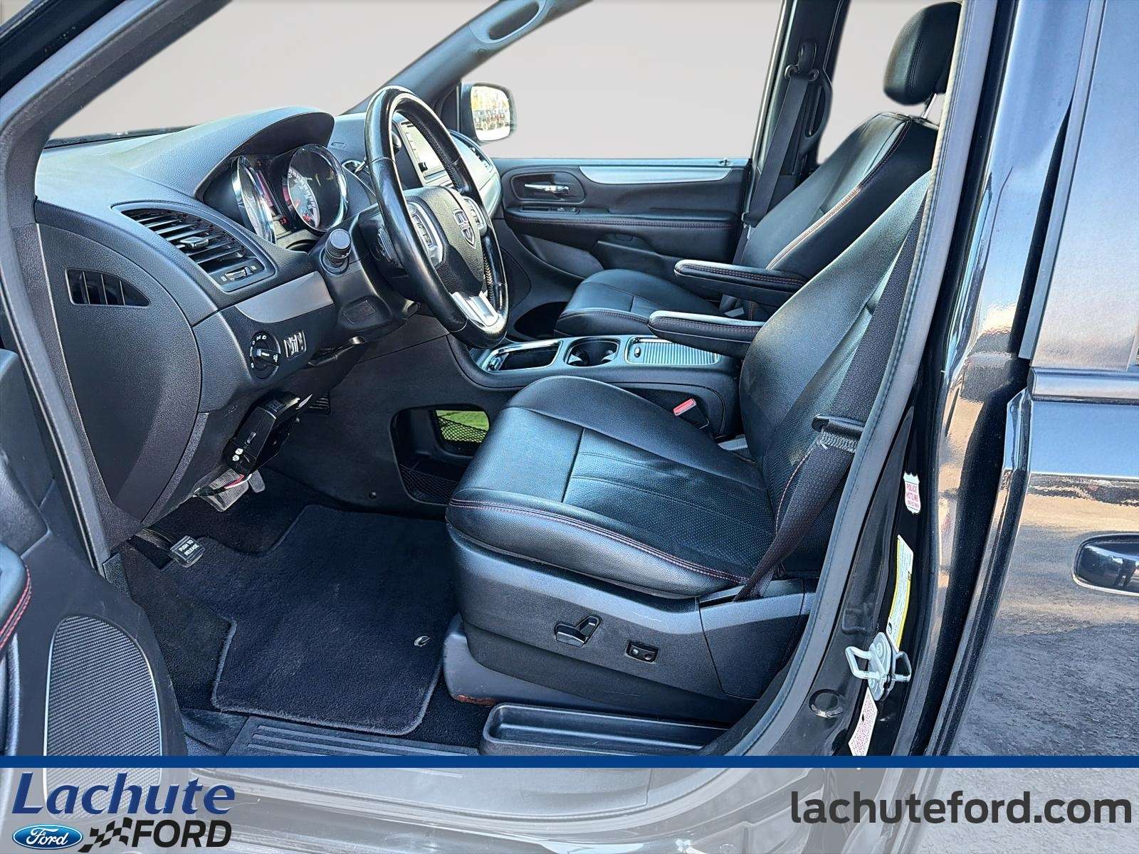 2020 Dodge Grand Caravan GT / 7 PLACES  / DVD / MAGS NOIR / CUIR / STOW N GO / SIEGE CHAUFFANT & VOLANT CHAUFFANT — снимка 2