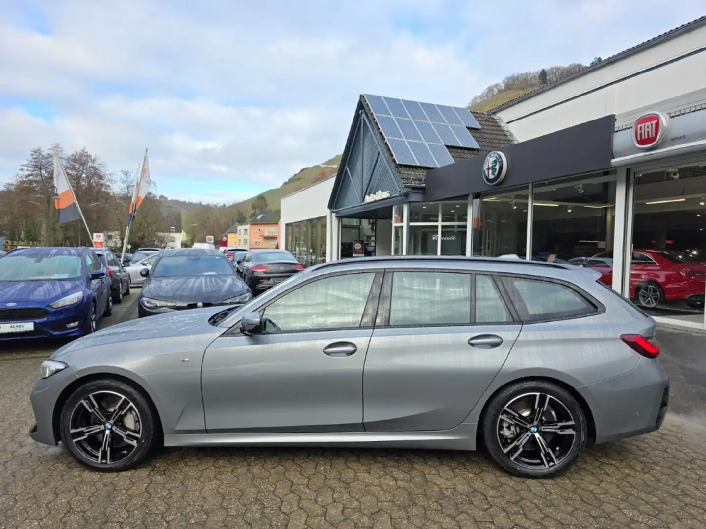 BMW 330 i xDrive M Sport Touring Park-Assistent Grau - 2