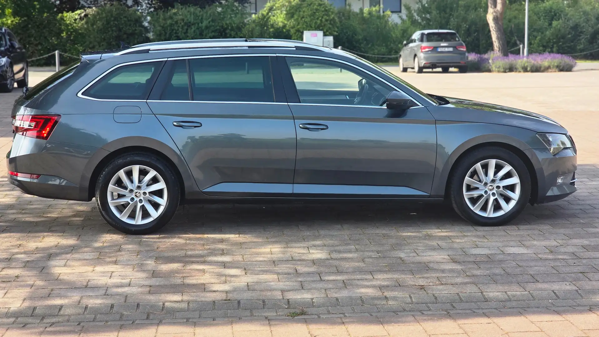 Skoda Superb Combi Style 2.0l 190PS DSG PANO AHK KAM ACC DAB Grau - 2