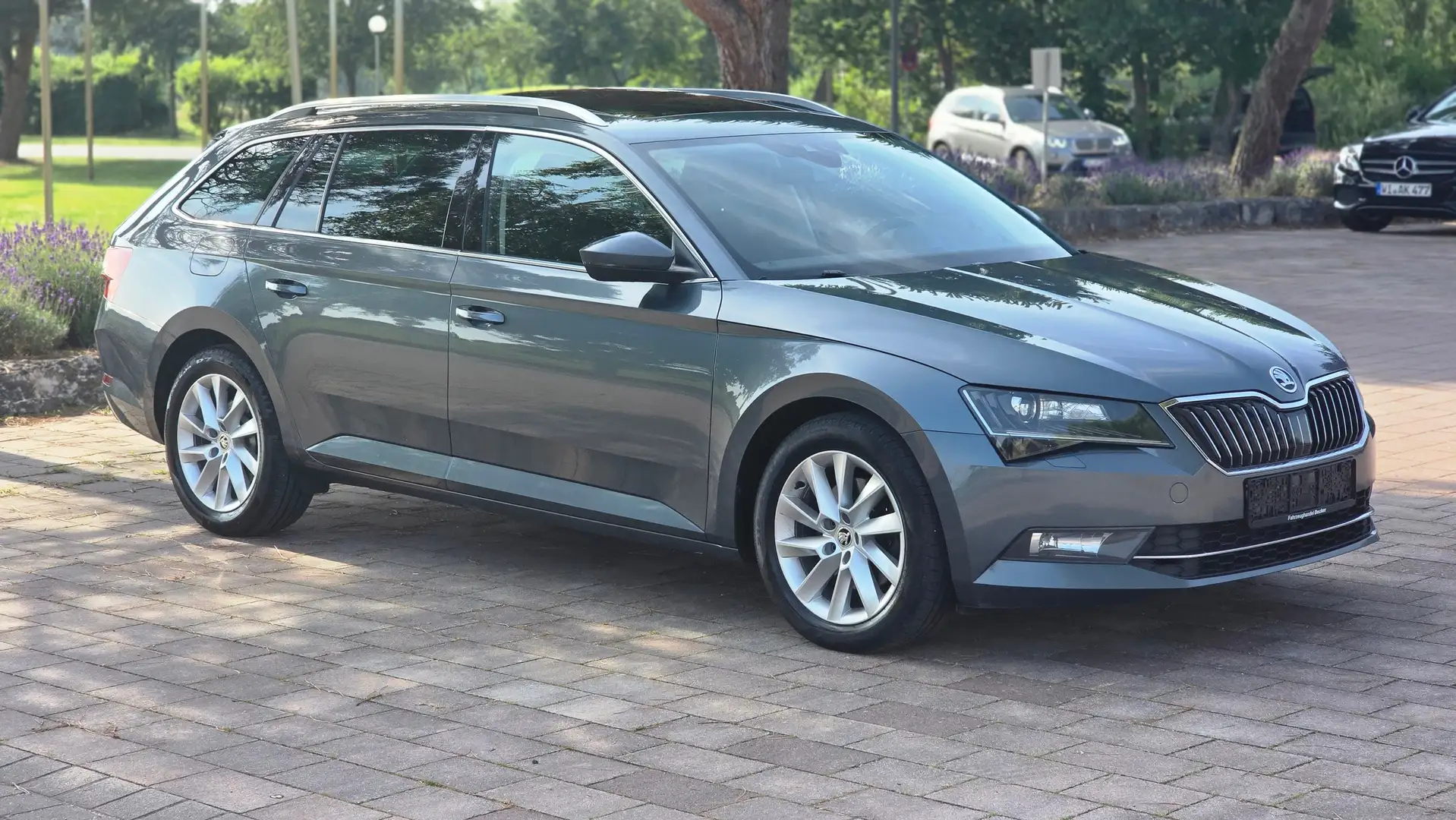 Skoda Superb Combi Style 2.0l 190PS DSG PANO AHK KAM ACC DAB Grau - 1