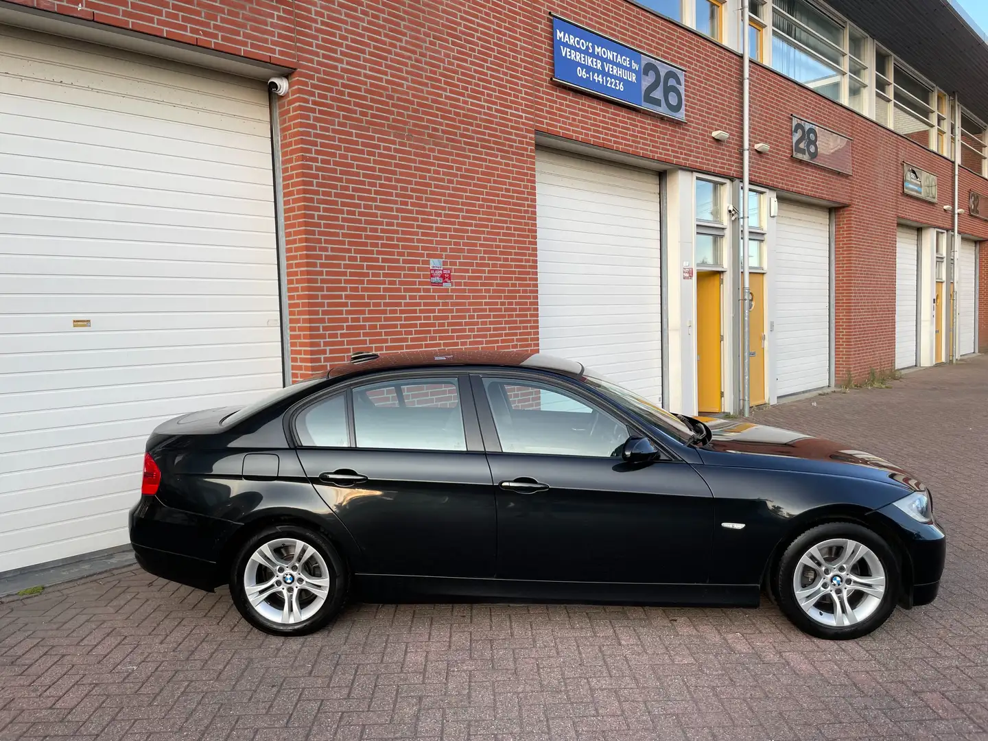 BMW 316 i 6-BAK/NAVI/CLIMA/XENON/16" VELG/NW APK/121 NAP! Zwart - 2