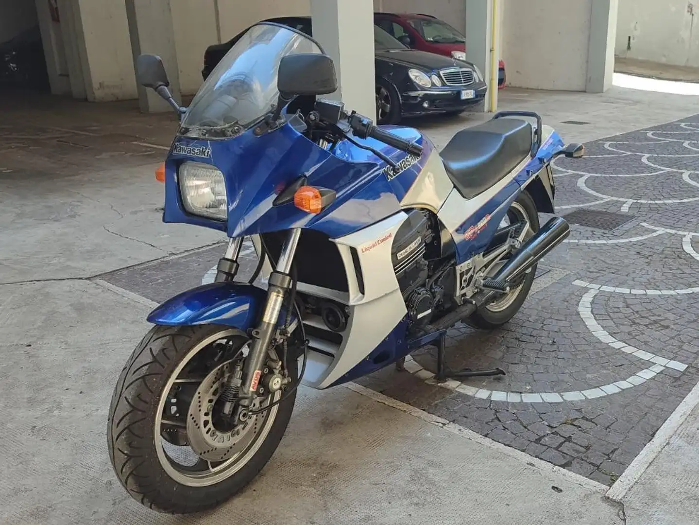 Kawasaki GPZ 900 R Blauw - 1