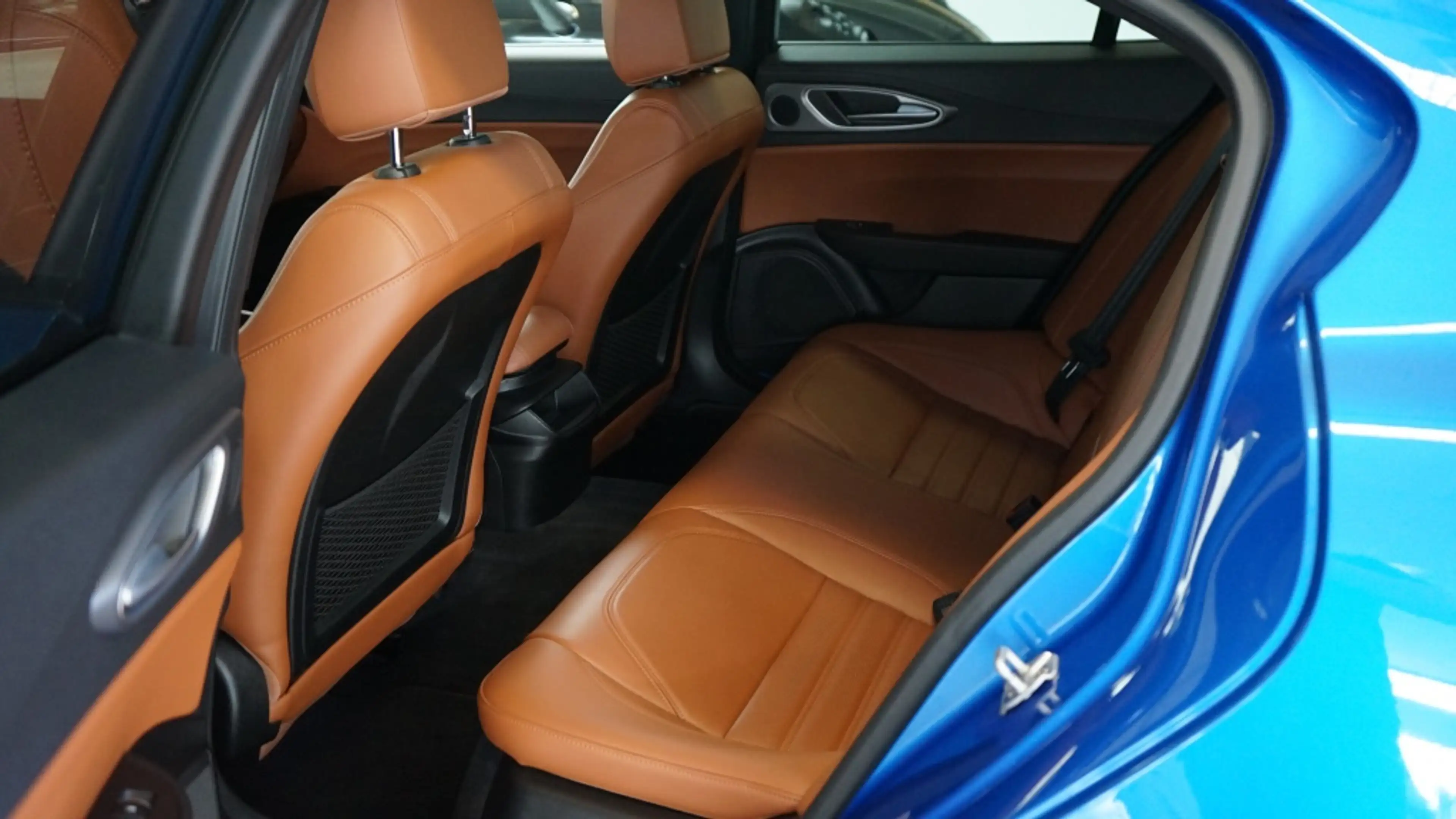 Alfa Romeo Giulia 2.0T Super | Veloce pack | Carplay | 19 inch | — photo 8