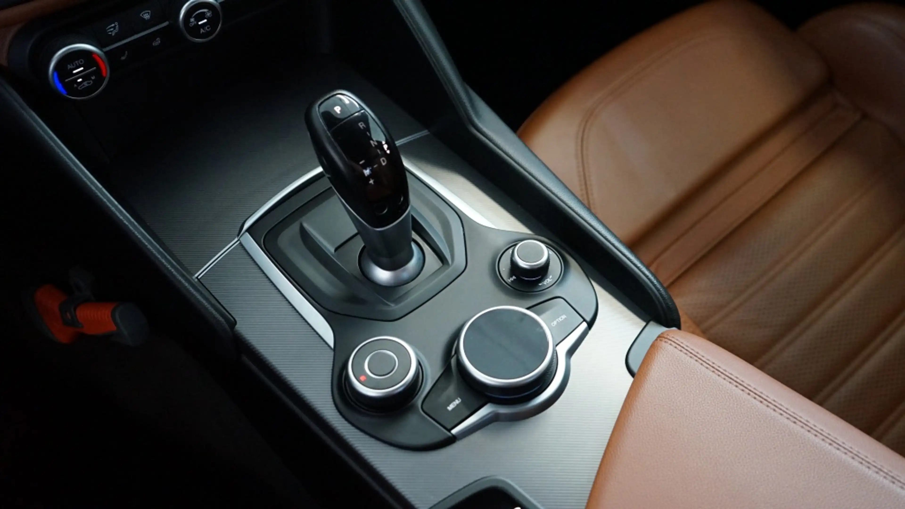 Alfa Romeo Giulia 2.0T Super | Veloce pack | Carplay | 19 inch | — photo 28