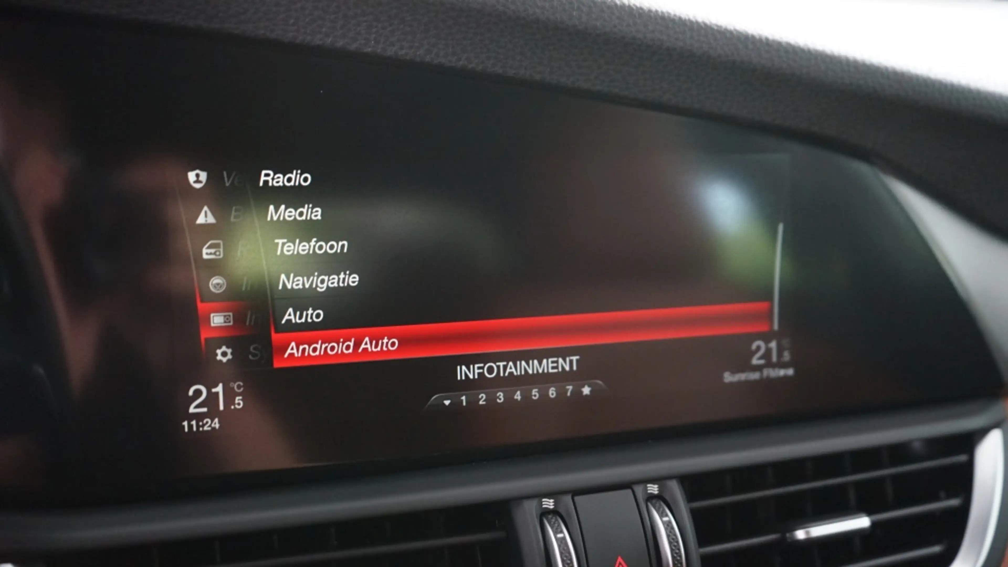Alfa Romeo Giulia 2.0T Super | Veloce pack | Carplay | 19 inch | — photo 6