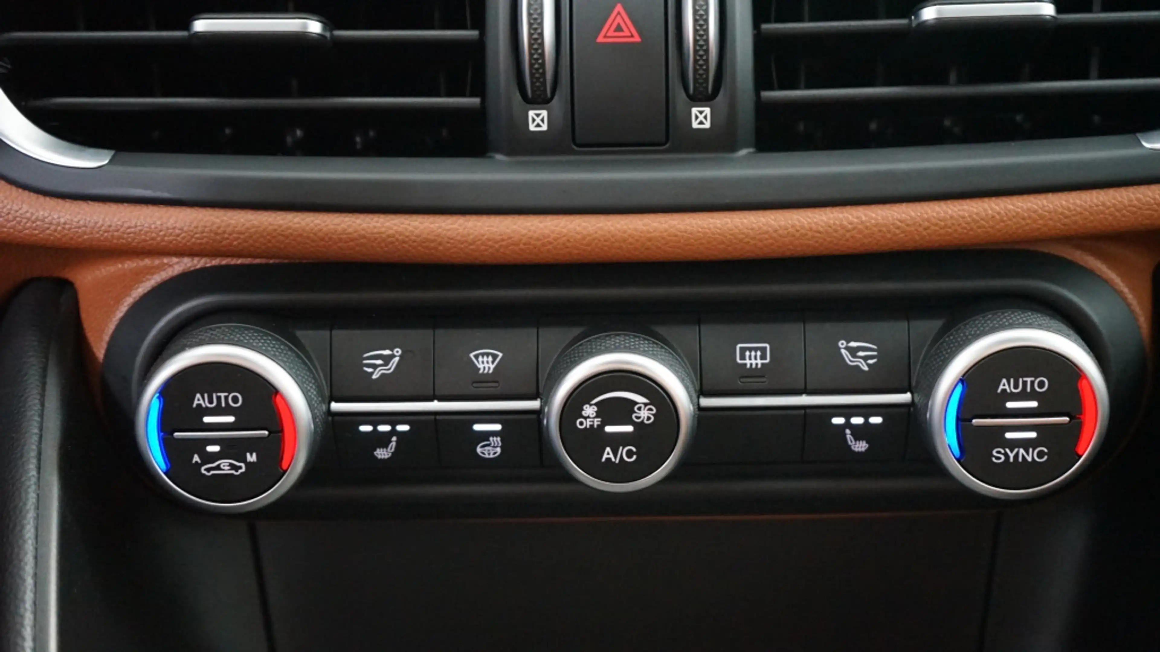 Alfa Romeo Giulia 2.0T Super | Veloce pack | Carplay | 19 inch | — photo 27