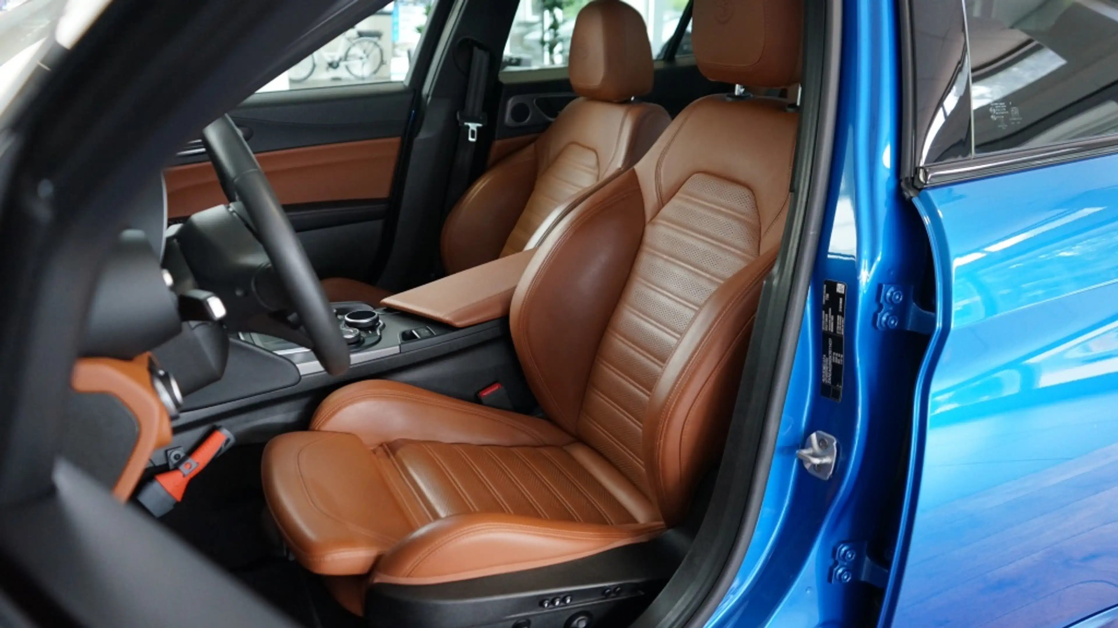 Alfa Romeo Giulia 2.0T Super | Veloce pack | Carplay | 19 inch | — photo 2