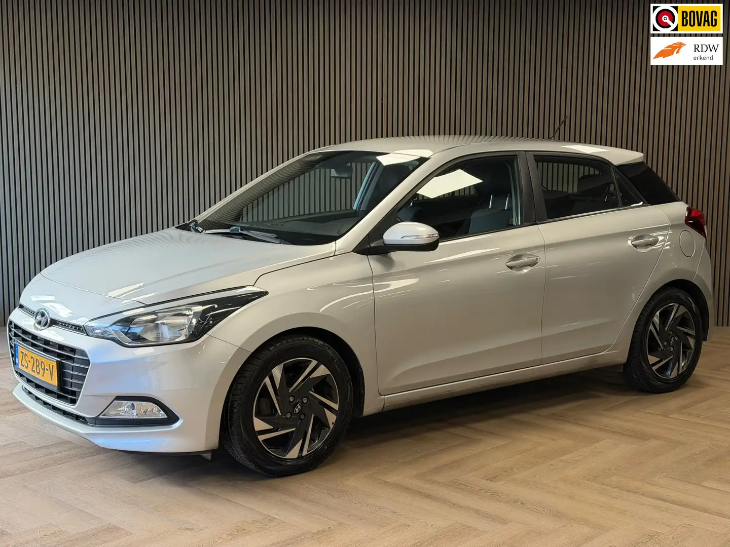 Hyundai i20 1.0 T-GDI i-Drive Cool AIRCO CRUISE LANE ASSIST US Grau - 1