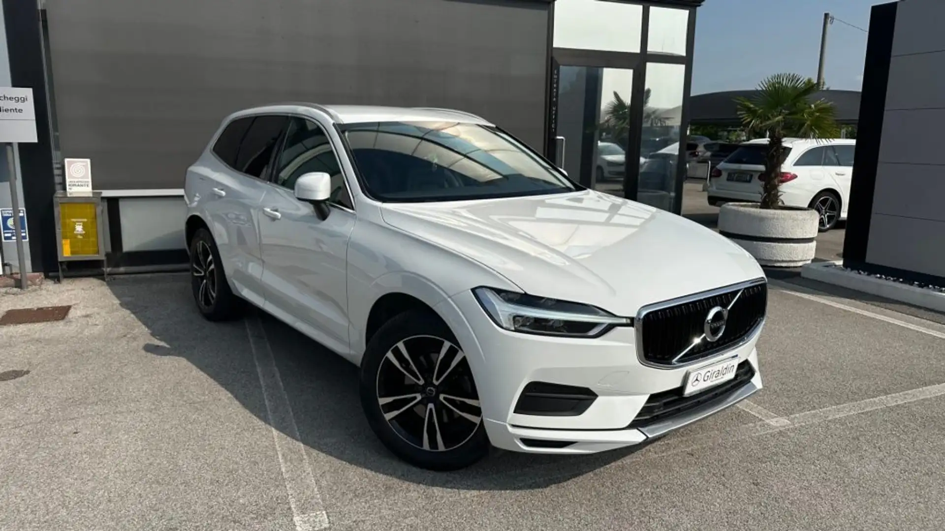 Volvo XC60 D4 AWD Business Plus Wit - 1