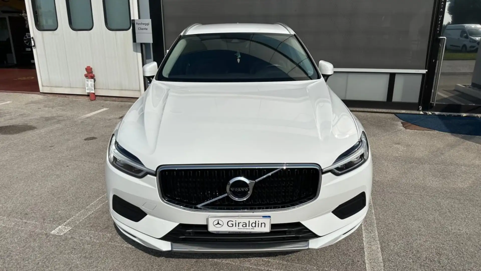 Volvo XC60 D4 AWD Business Plus Wit - 2
