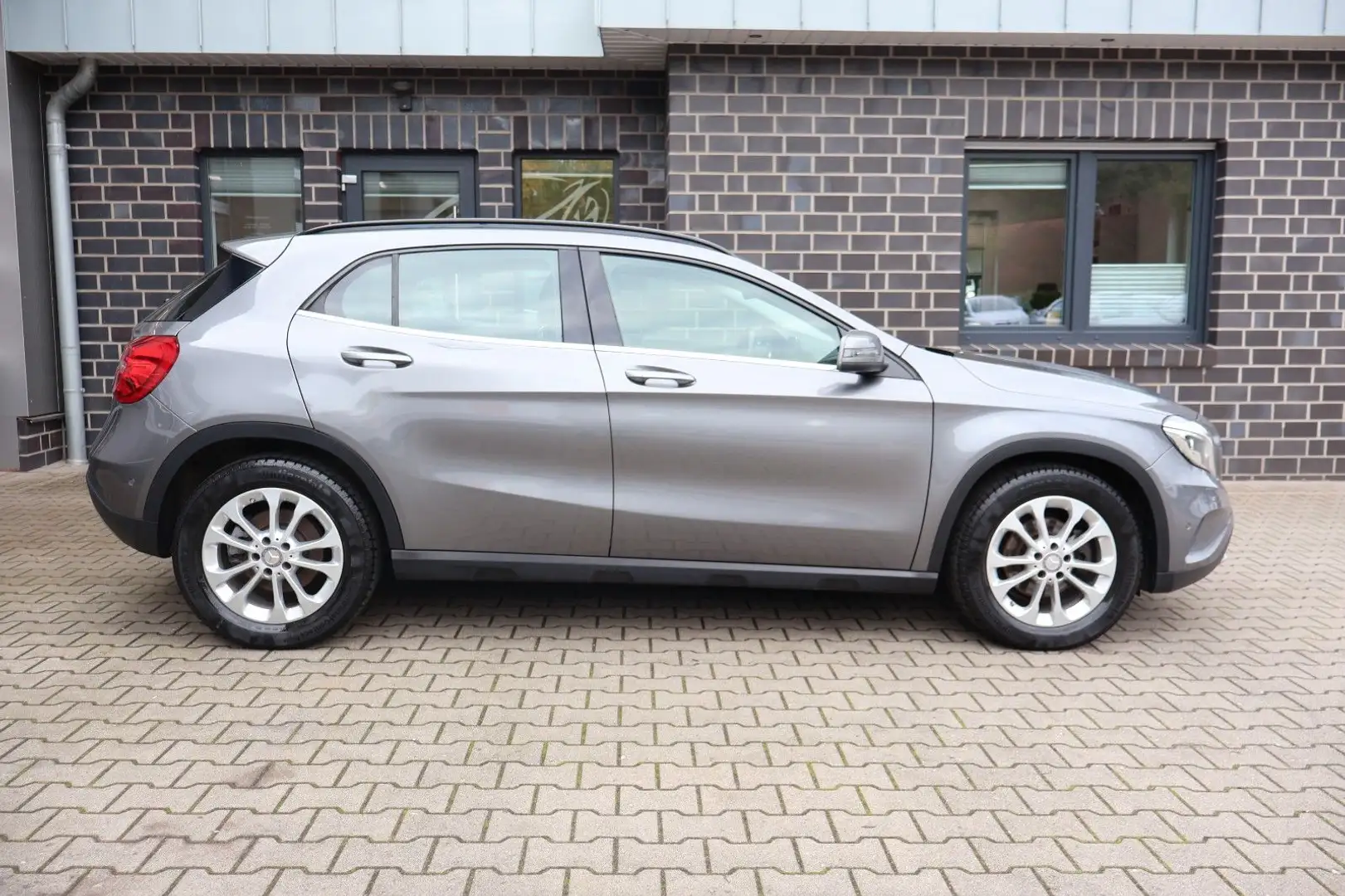 Mercedes-Benz GLA 200 GLA AHK schwenkbar/Bi-Xenon Grau - 2