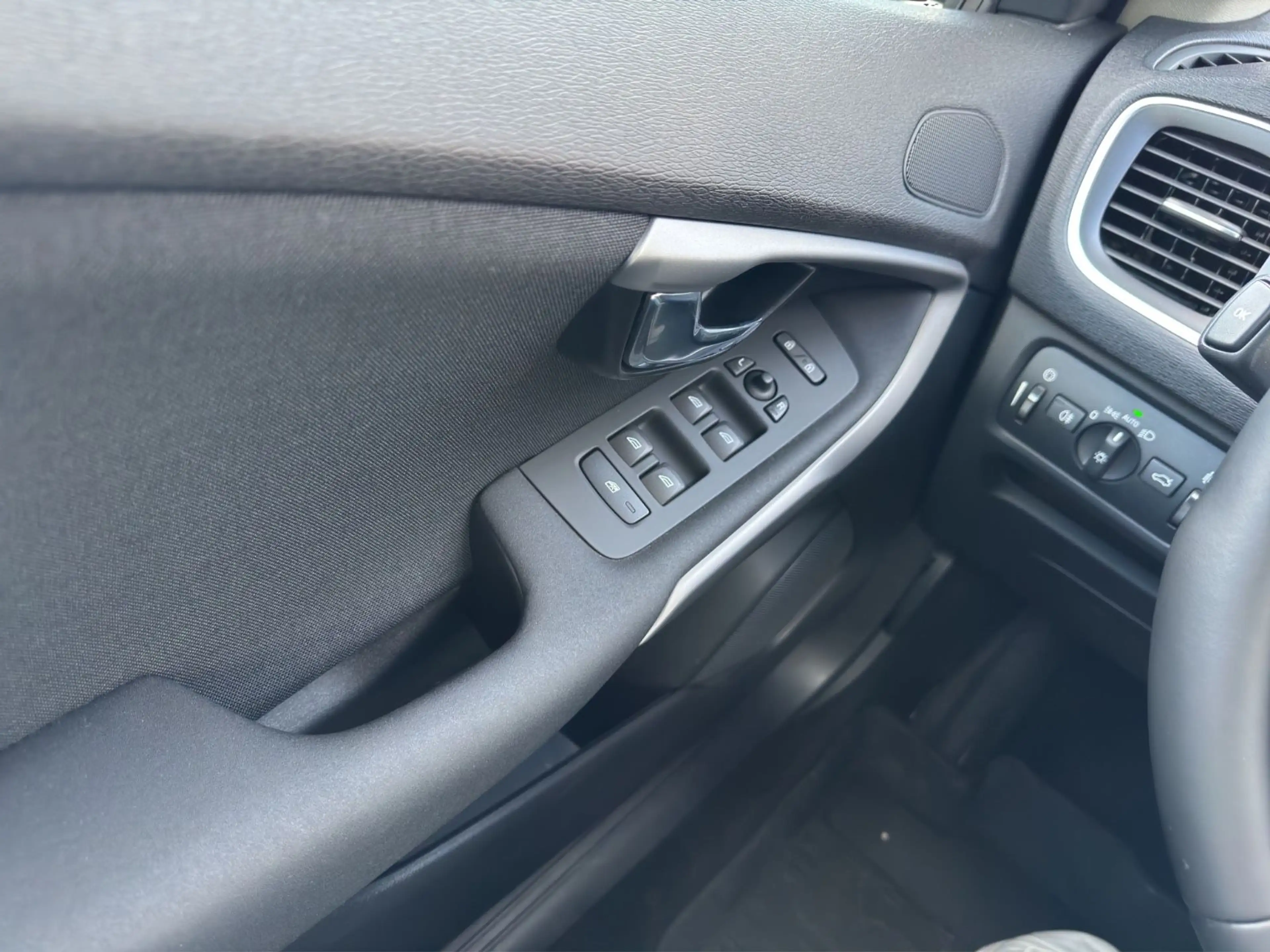 Volvo V40 Kinetic°Automatik°Sitzheizung°PDC°Euro6° — photo 11