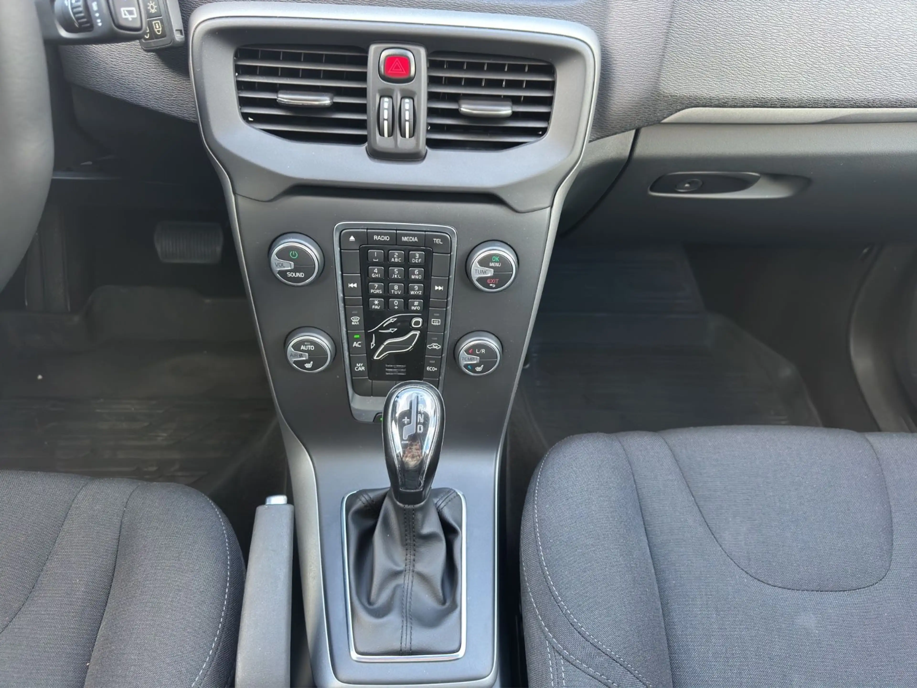 Volvo V40 Kinetic°Automatik°Sitzheizung°PDC°Euro6° — photo 15