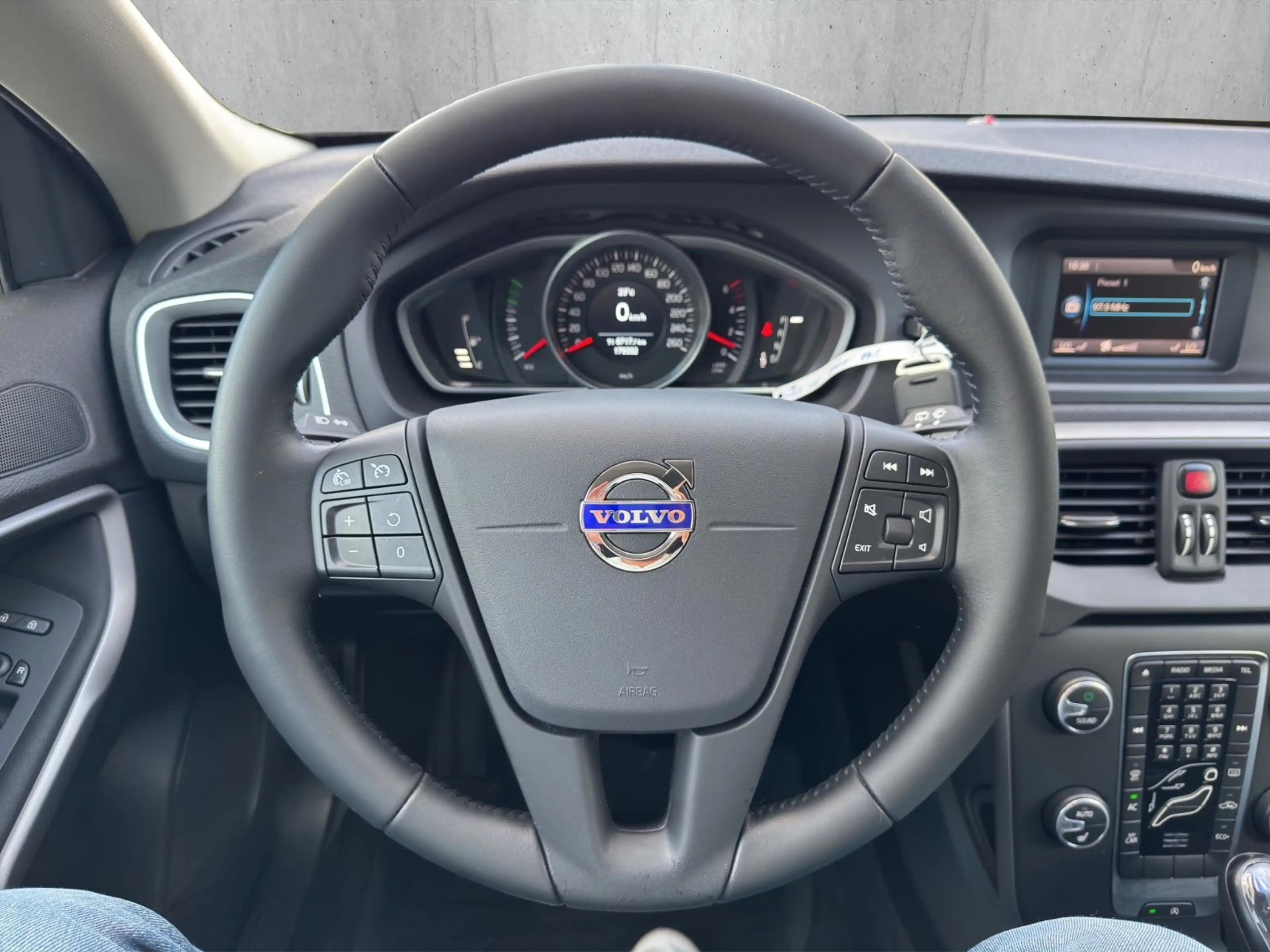 Volvo V40 Kinetic°Automatik°Sitzheizung°PDC°Euro6° — photo 12
