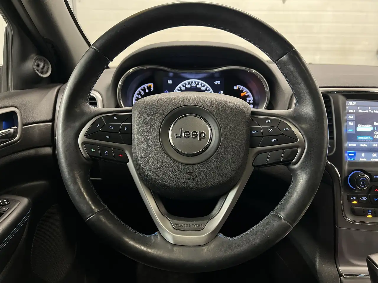 Jeep Grand Cherokee снимка Jeep Grand Cherokee