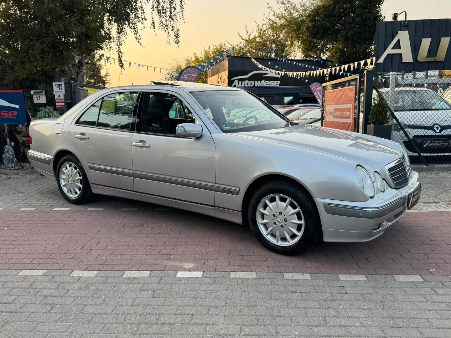 Mercedes-Benz E 280 4MATIC ELEGANCE*Aut.*Xenon*Leder*Voll*1HD! Silber - 1