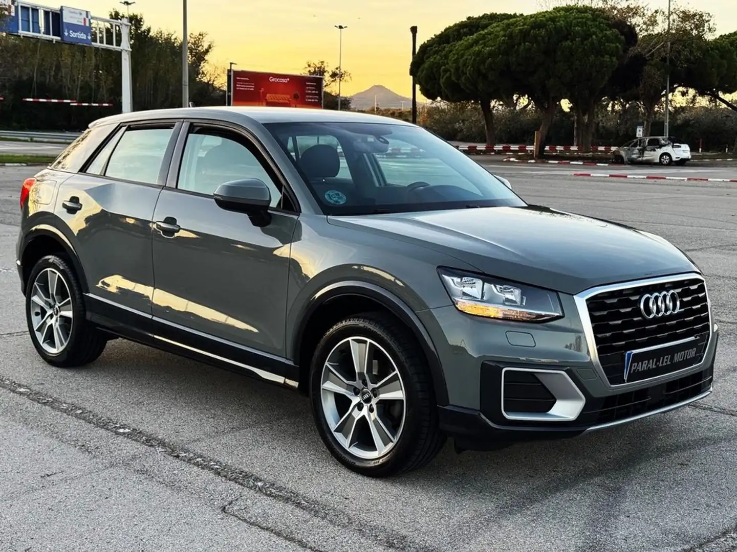 Audi Q2 DESIGN 35 TFSI S TRONIC con LEVAS, CONTROL DE VELO Grau - 1