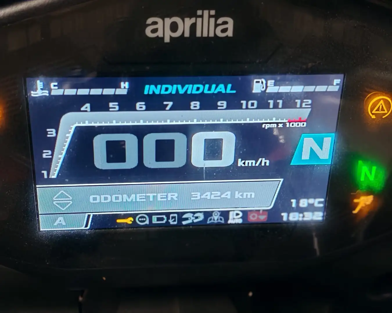 Aprilia Tuono Factory Negru - 1