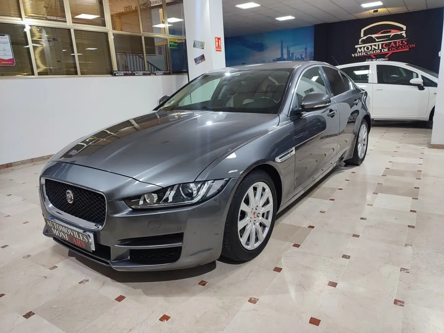 Jaguar XE 2.0 Diesel Pure 180 Gris - 1
