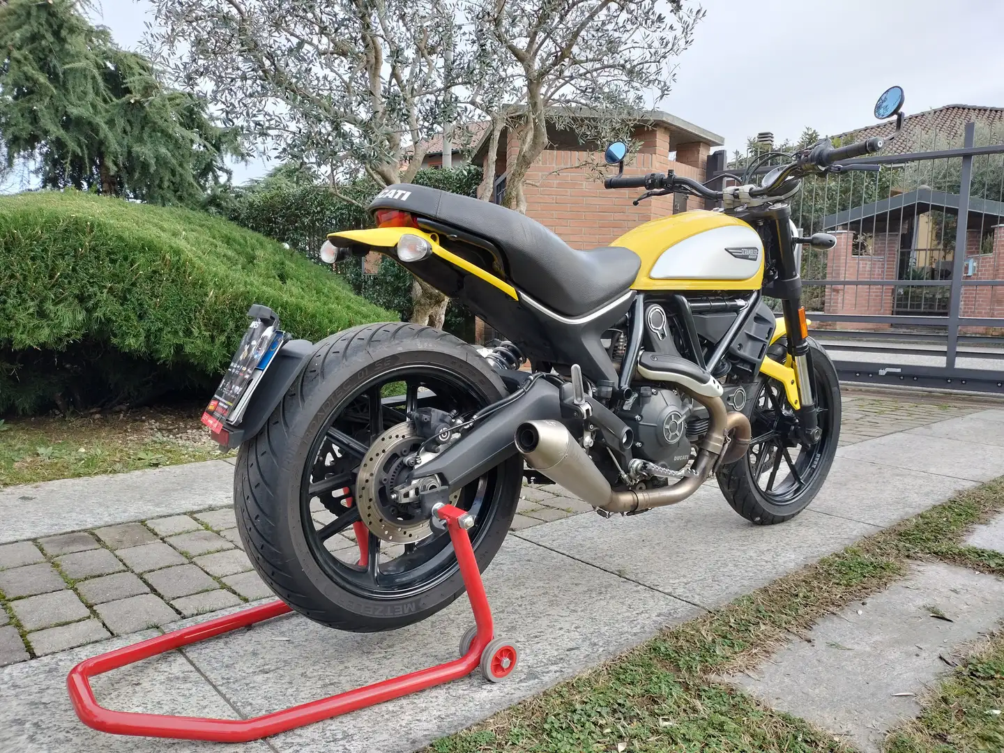 Ducati Scrambler Icon 800 žuta - 2