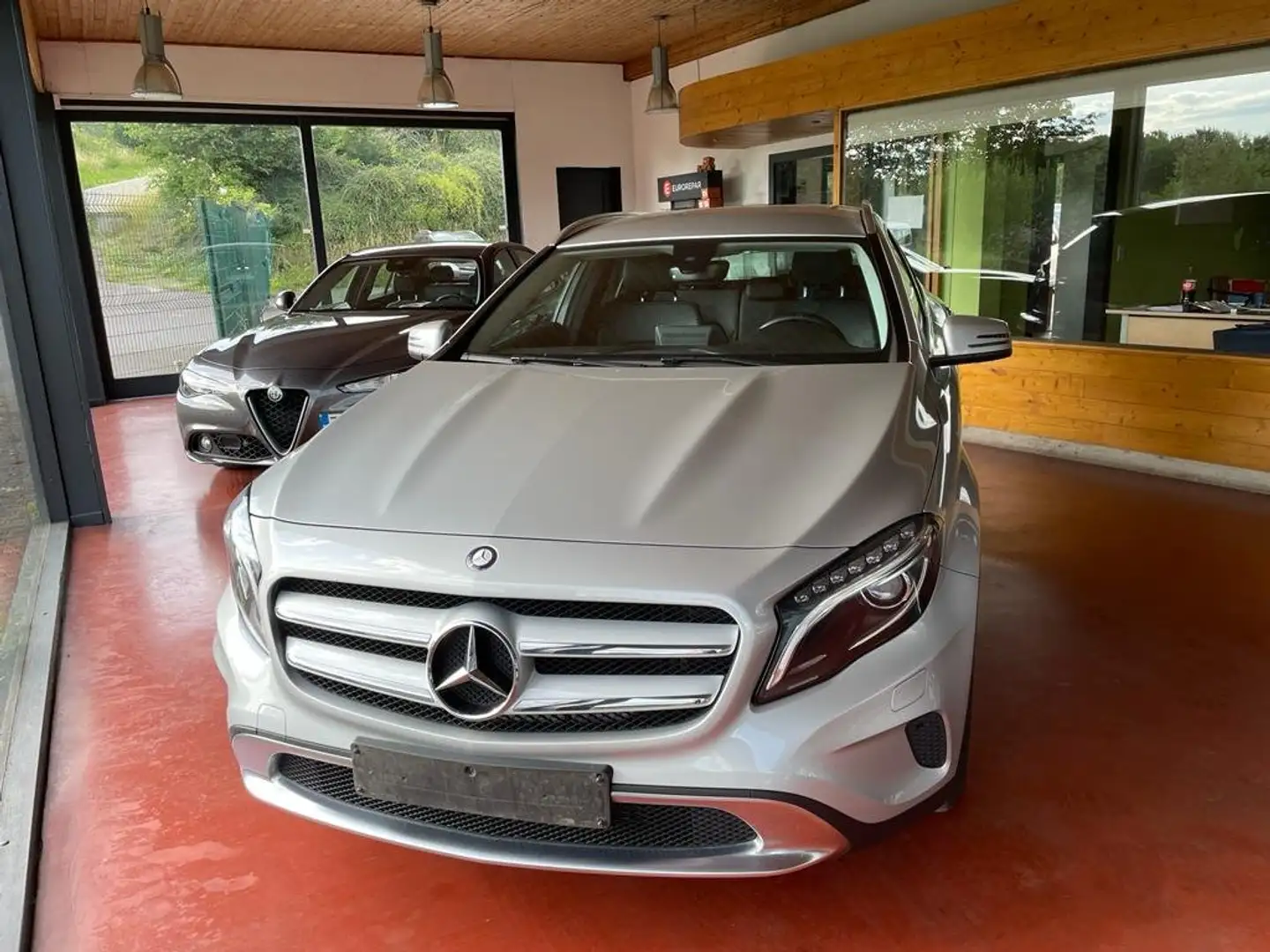 Mercedes-Benz GLA 180 Grau - 1