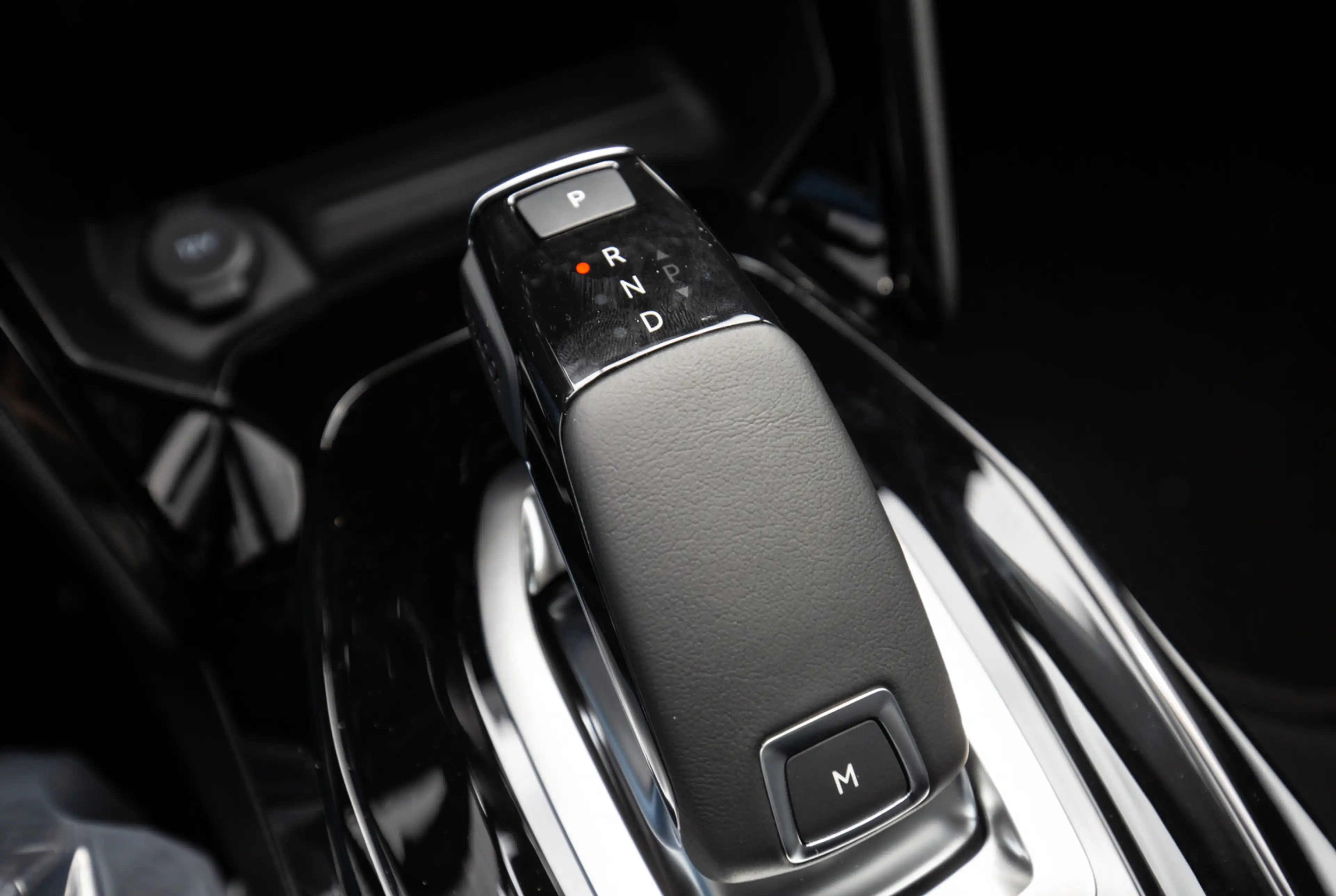 Peugeot 2008 Allure Pack PureTech 130 EAT8 *DAB*MIRROR-SCREEN* — photo 11