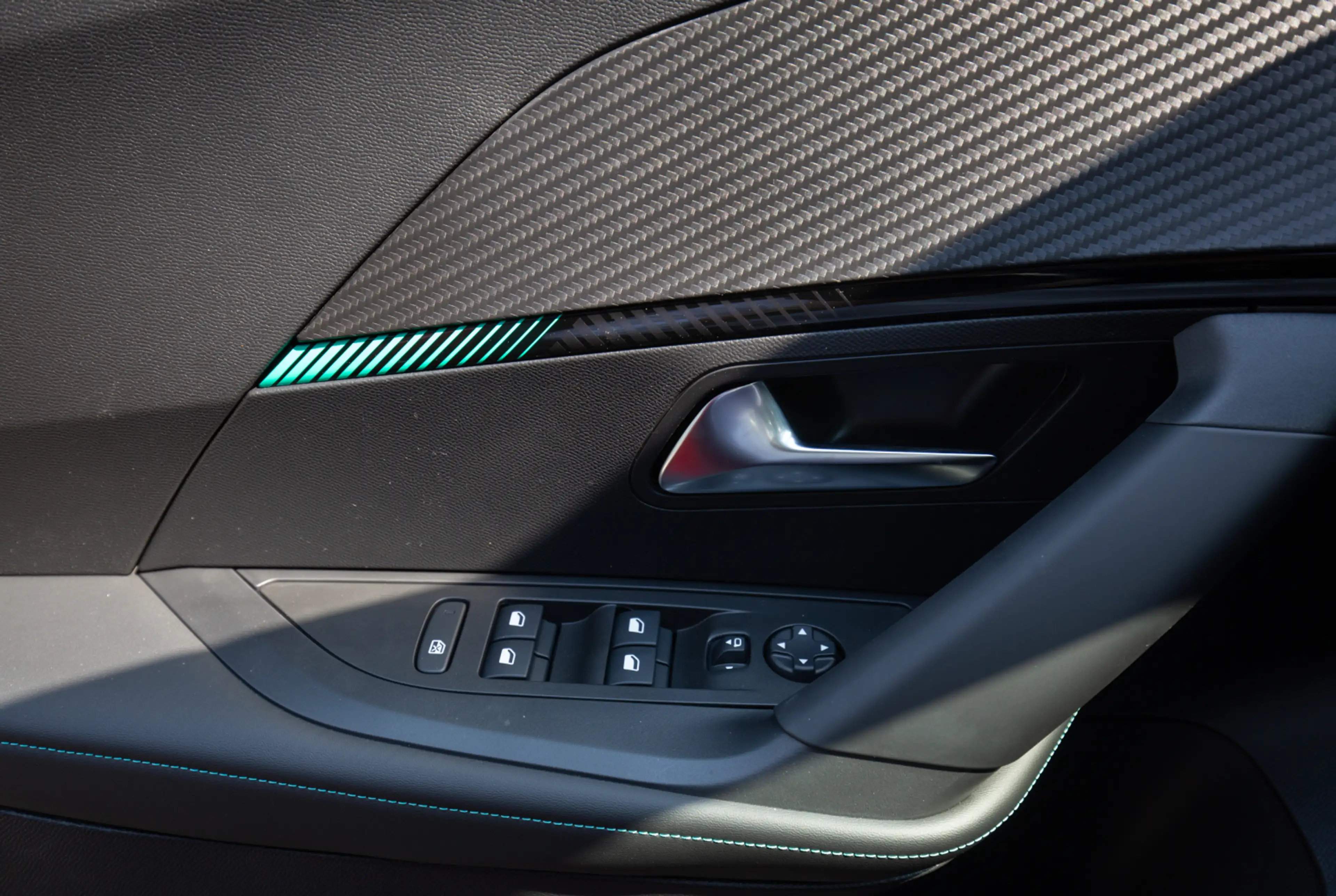 Peugeot 2008 Allure Pack PureTech 130 EAT8 *DAB*MIRROR-SCREEN* — photo 13