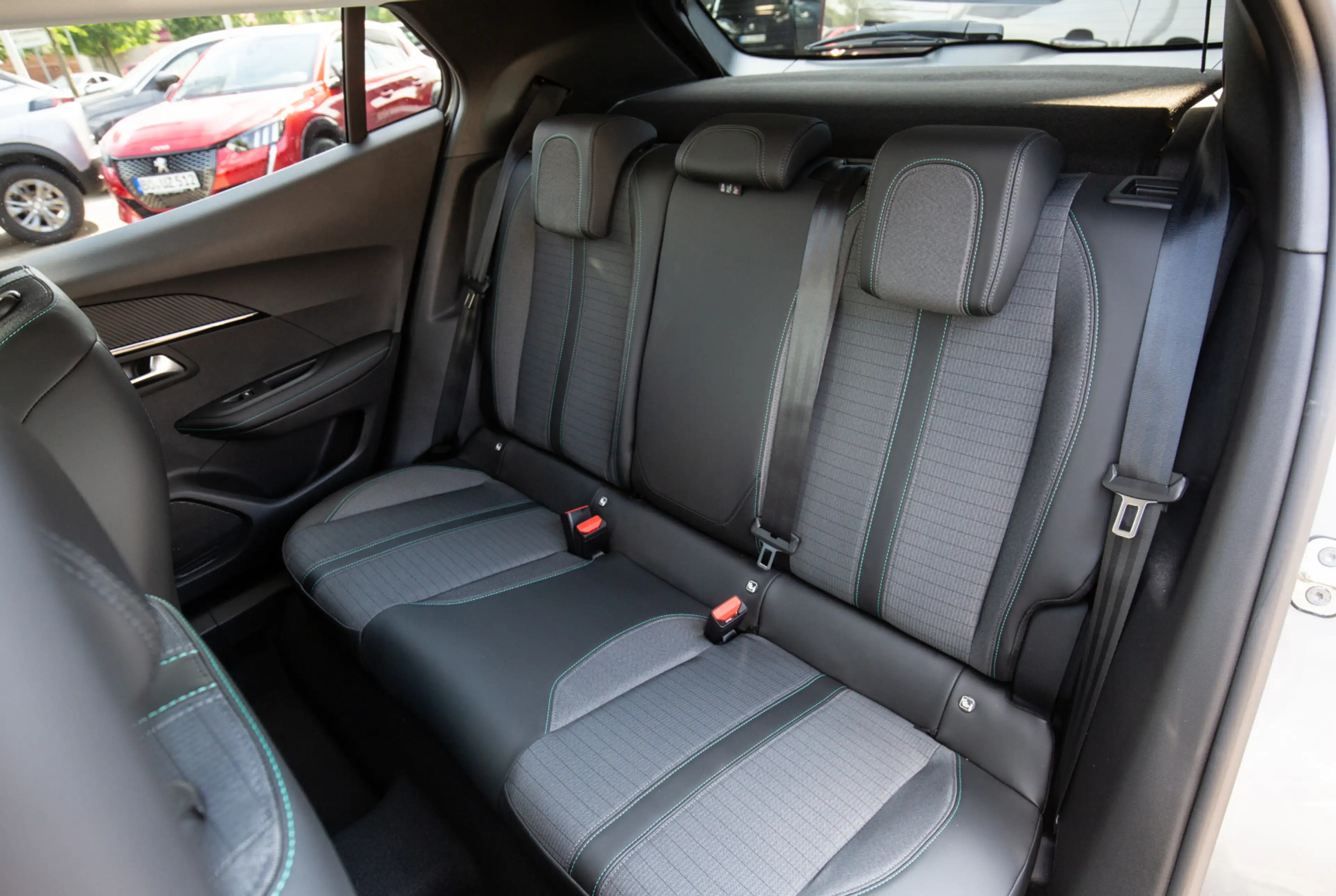 Peugeot 2008 Allure Pack PureTech 130 EAT8 *DAB*MIRROR-SCREEN* — photo 8