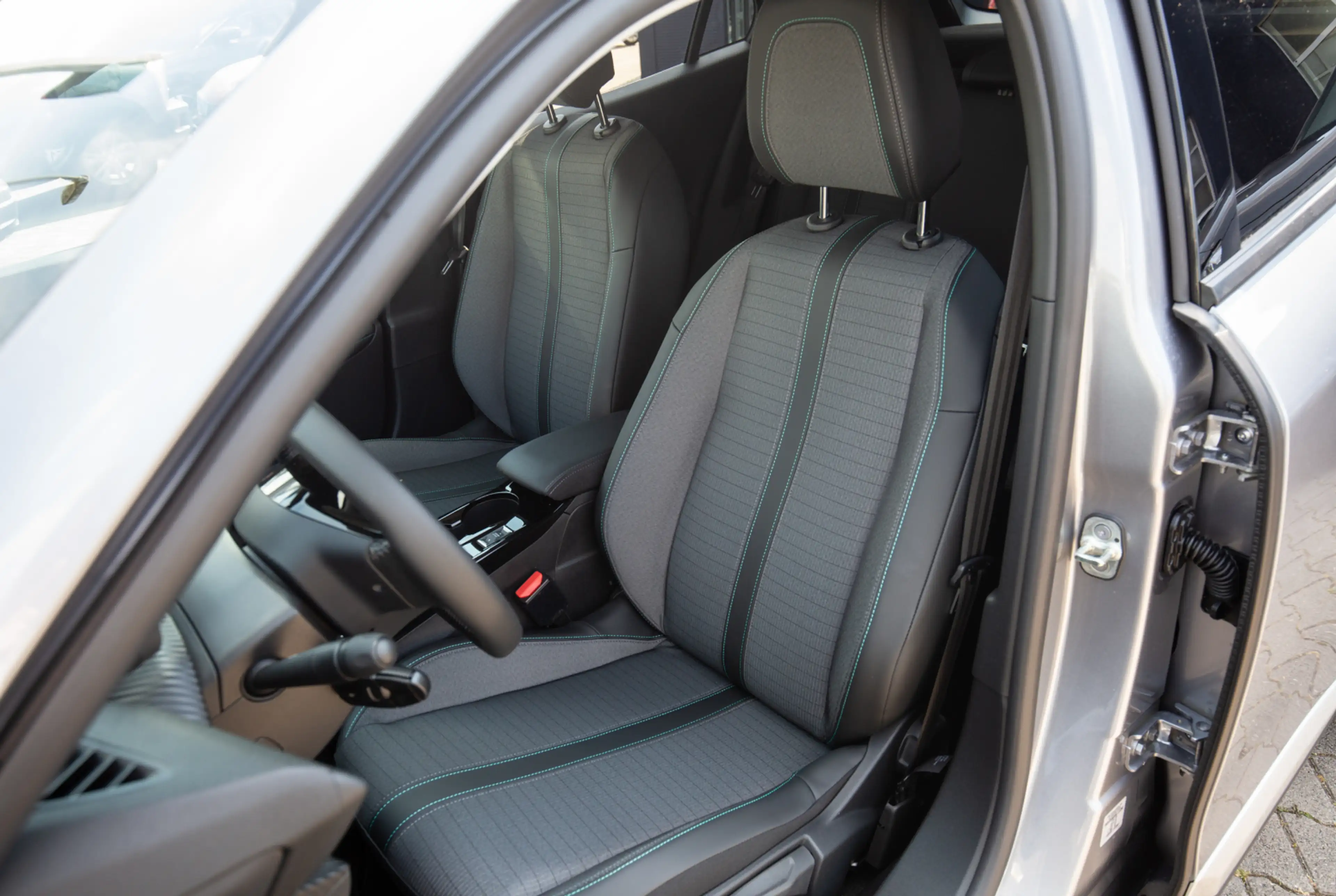 Peugeot 2008 Allure Pack PureTech 130 EAT8 *DAB*MIRROR-SCREEN* — photo 7