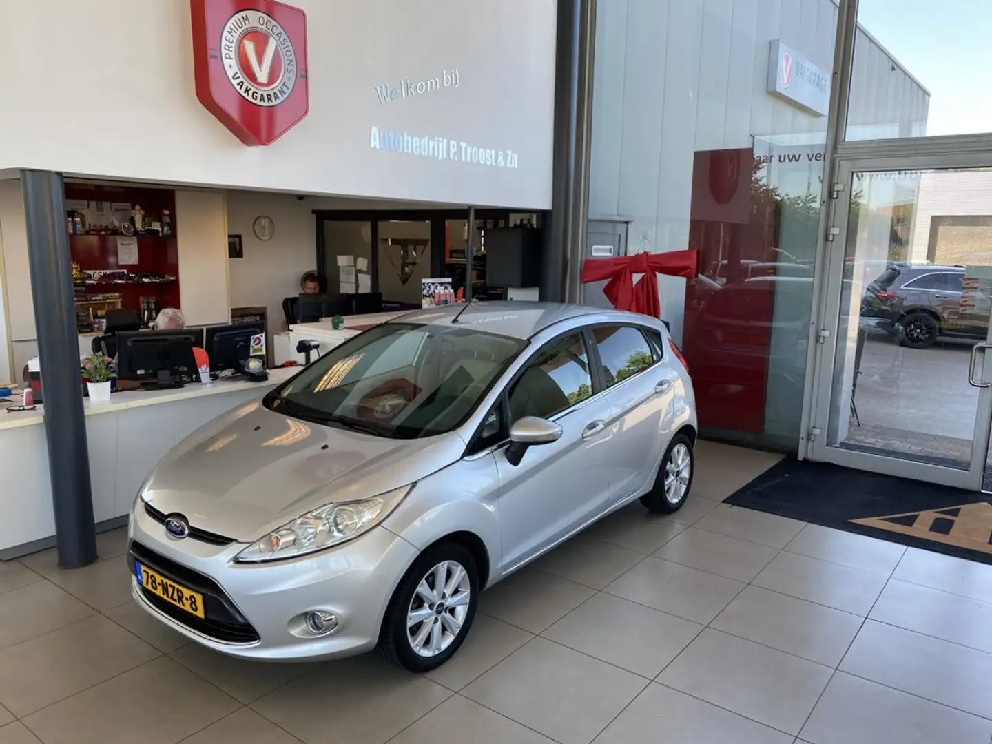 Ford Fiesta 1.25 Ghia,Airco,Elektrischpakket,Achteruitrijsenso Grijs - 2