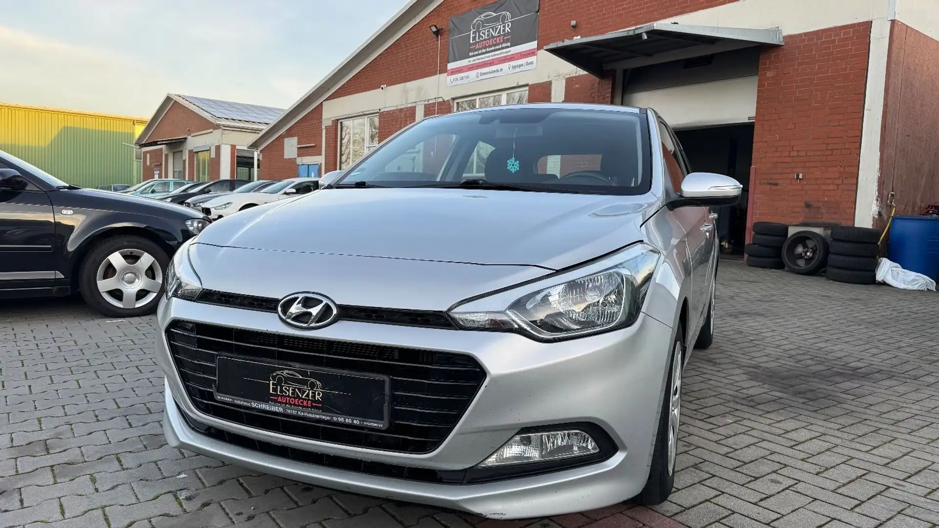 Hyundai i20 R-Cam Navi Lane SHZ L-Heizung Silber - 1