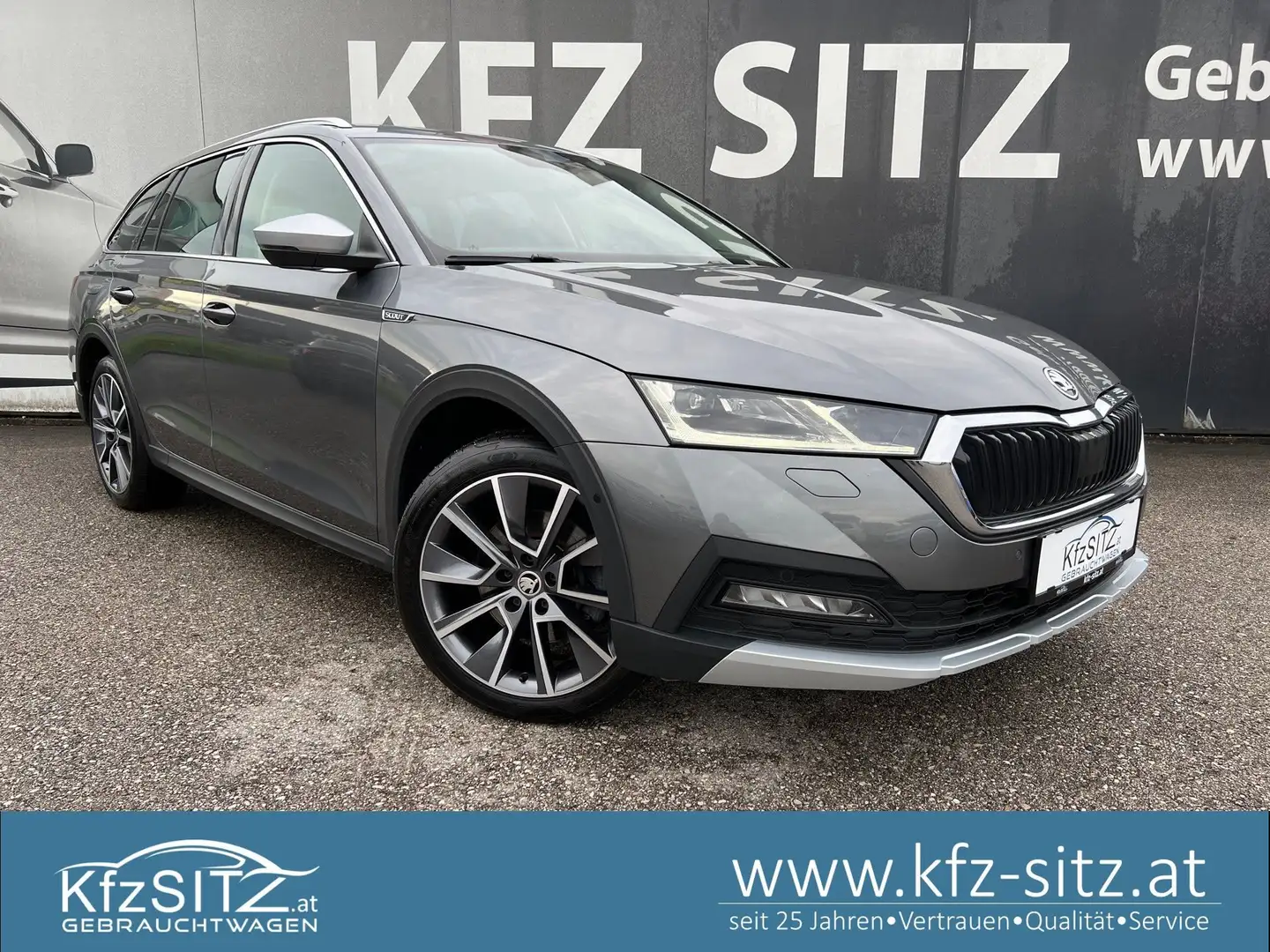 Skoda Octavia Combi Scout 2,0 TDI 4x4 DSG | NP: €55.700 Grau - 1
