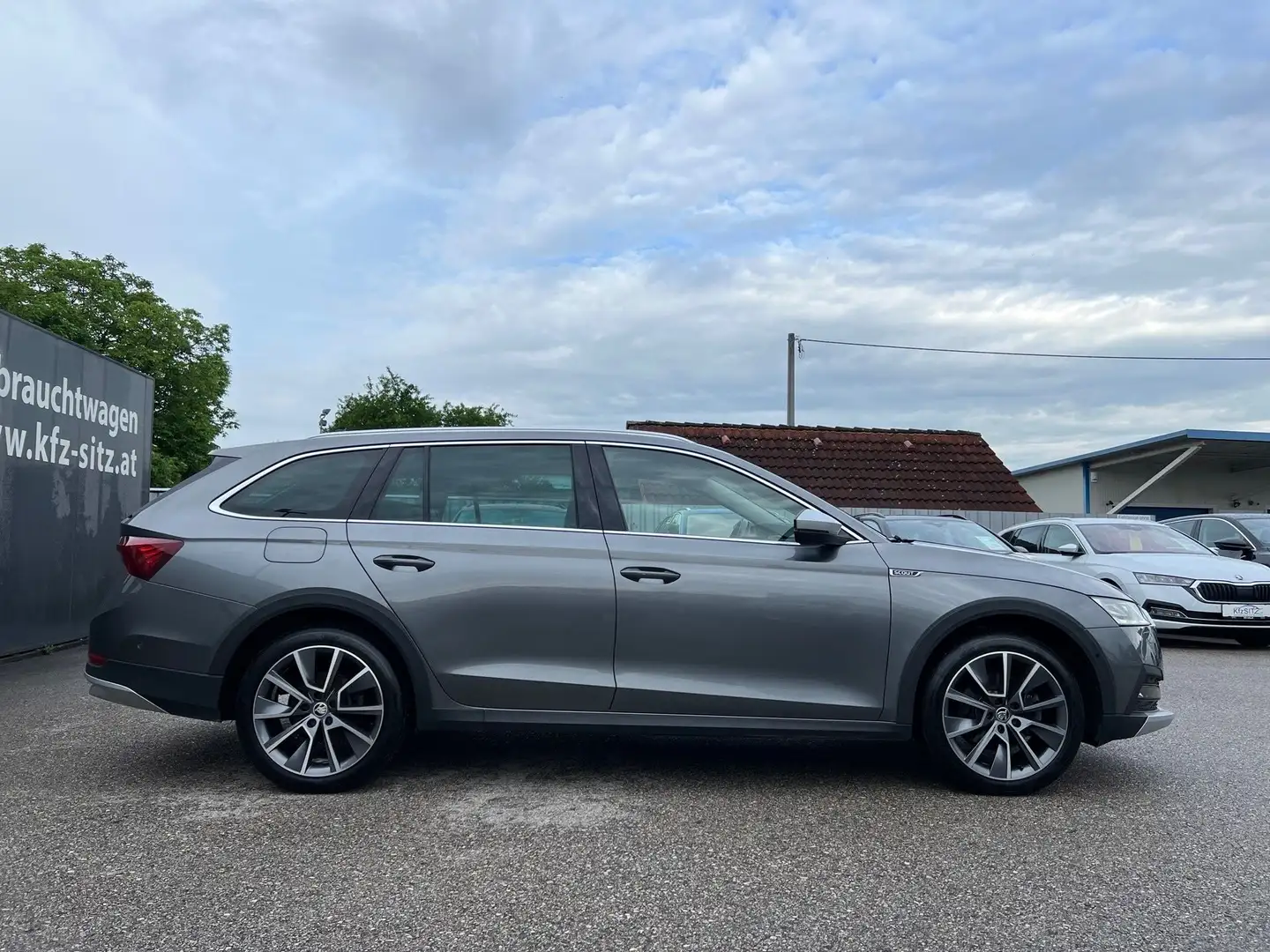 Skoda Octavia Combi Scout 2,0 TDI 4x4 DSG | NP: €55.700 Grau - 2