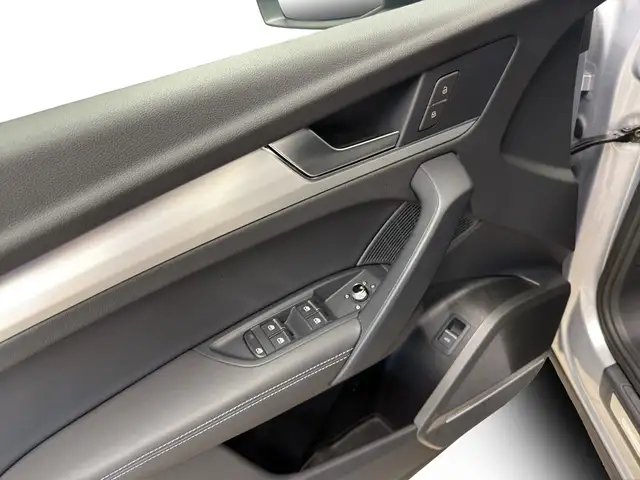 Audi Q5 view 12