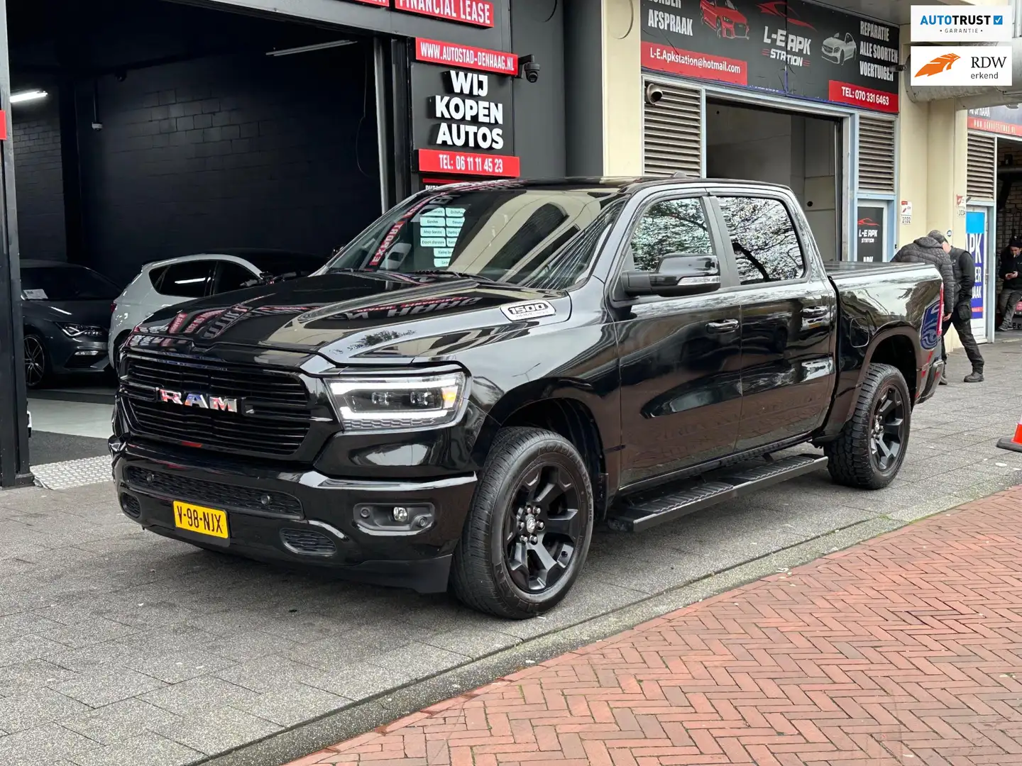 Dodge RAM 1500 5.7 V8 4x4 Crew Cab Big Horn Zwart - 1