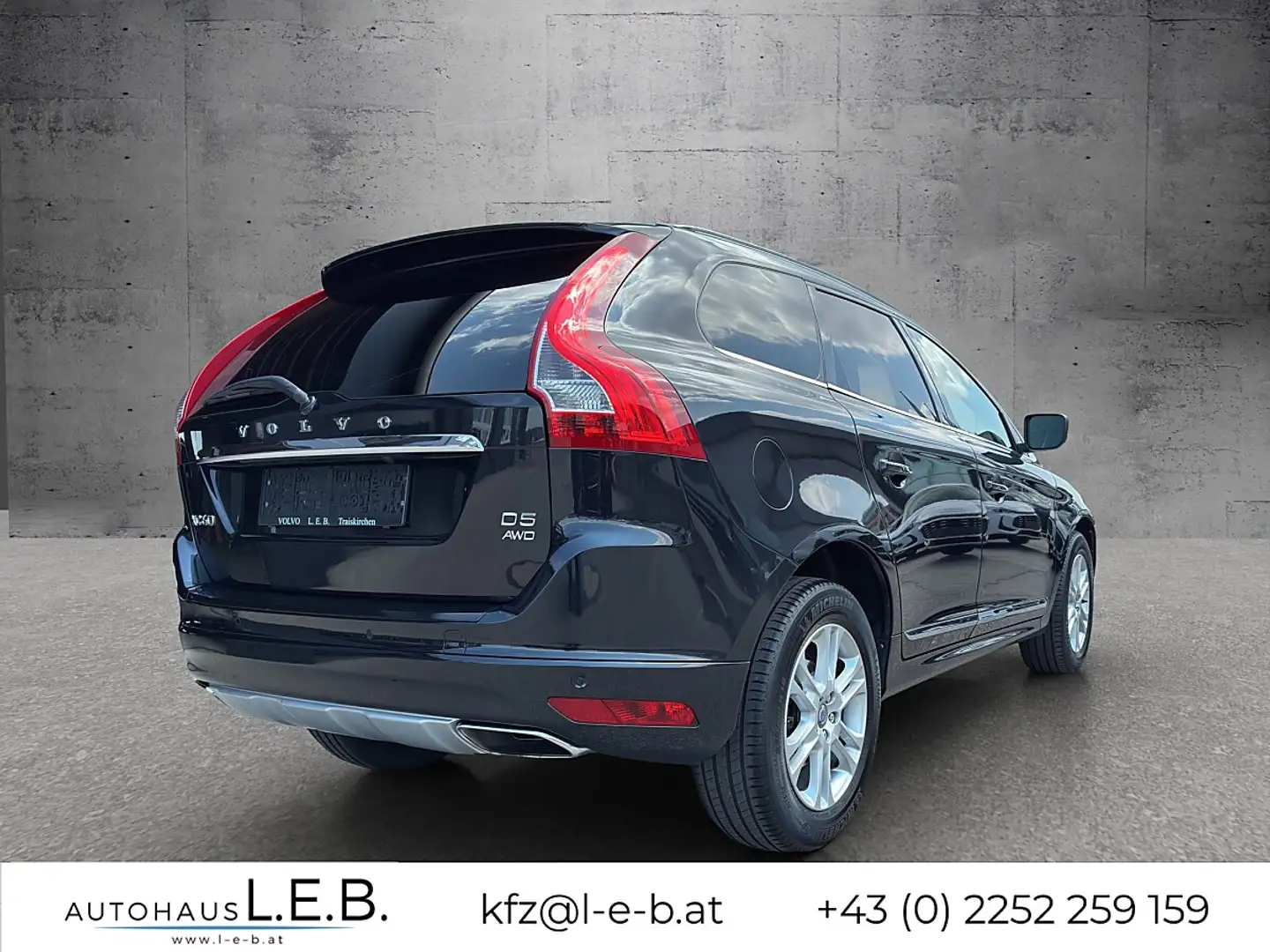 Volvo XC60 D5 AWD Summum Geartronic Schwarz - 2