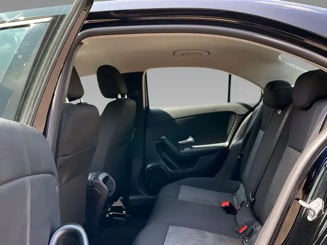 Mercedes-Benz 250 view 10