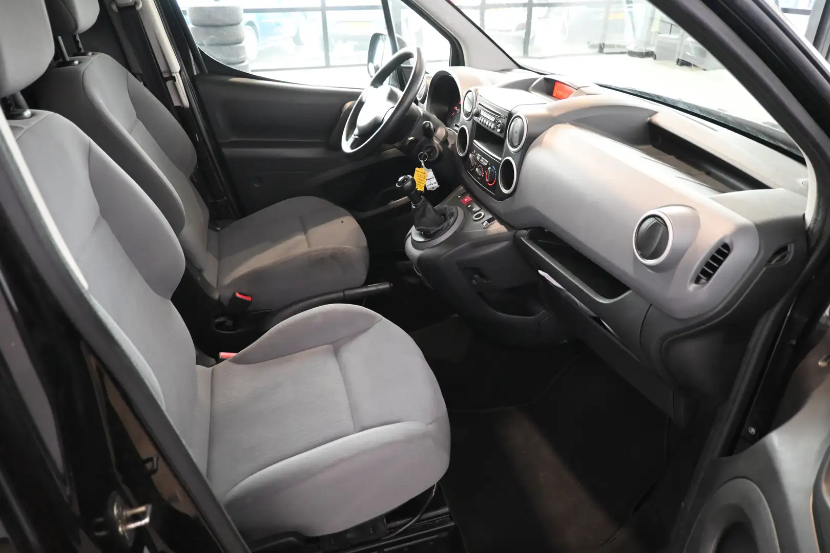 Peugeot Partner 120 1.6 HDi 75 L1 XR Airco Elektrisch Pakket Rijkl Zwart - 2