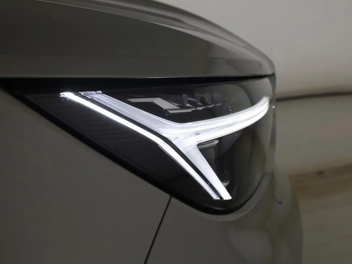 Volvo XC40 B4 Benzin 2WD Plus Dark DKG/Panorama/Leder Silber - 1