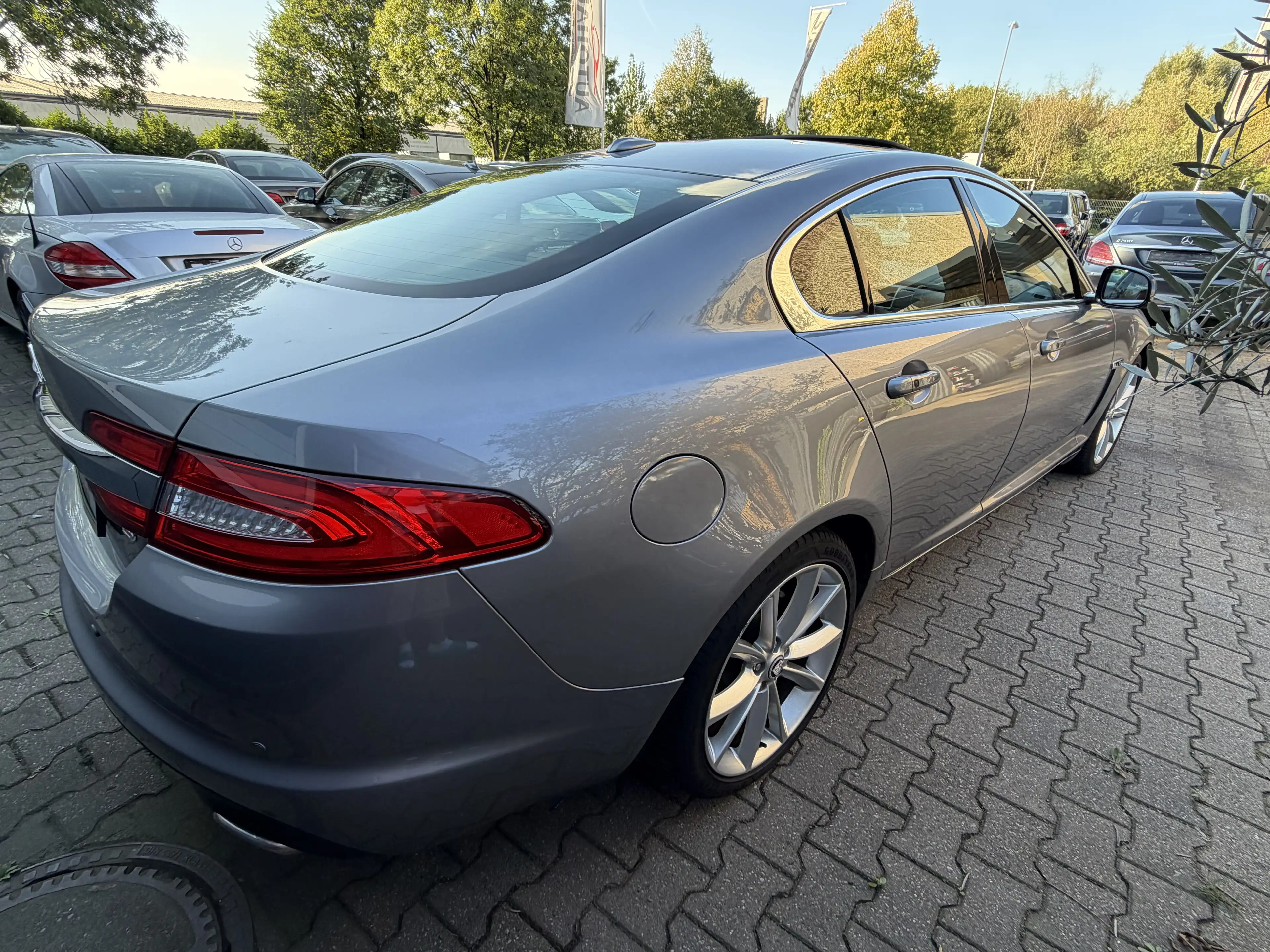 Jaguar XF 3.0 V6 Diesel S Limousine Grau Top Gepflegt Bi-Xen — photo 9