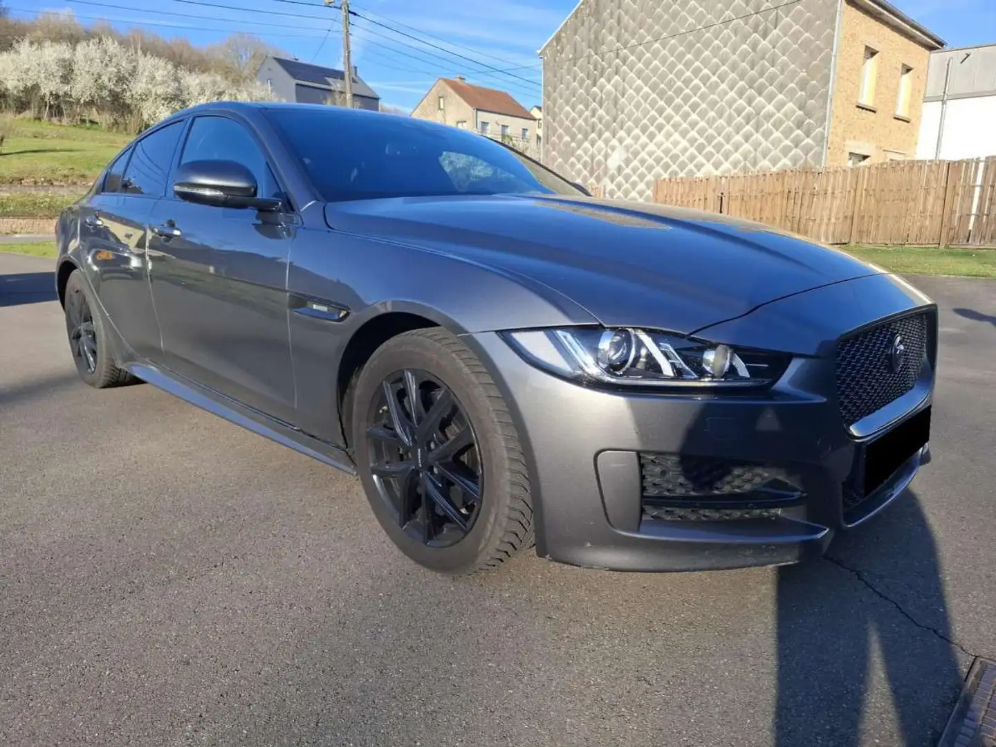 Jaguar XE 2.0d 180 Auto. R-Sport Grijs - 1