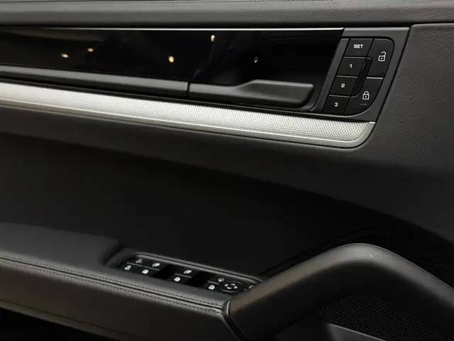 Porsche Cayenne view 11
