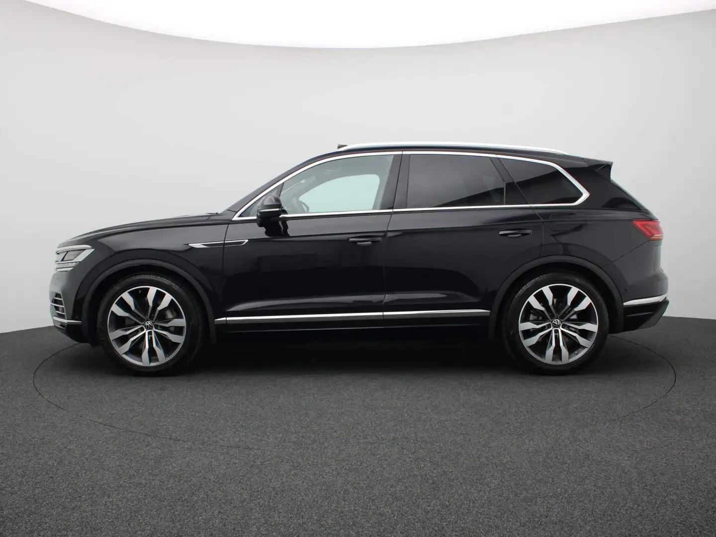 Volkswagen Touareg 3.0 TSi eHybrid Elegance 4MOTION 340PK DSG Panoram Zwart - 2