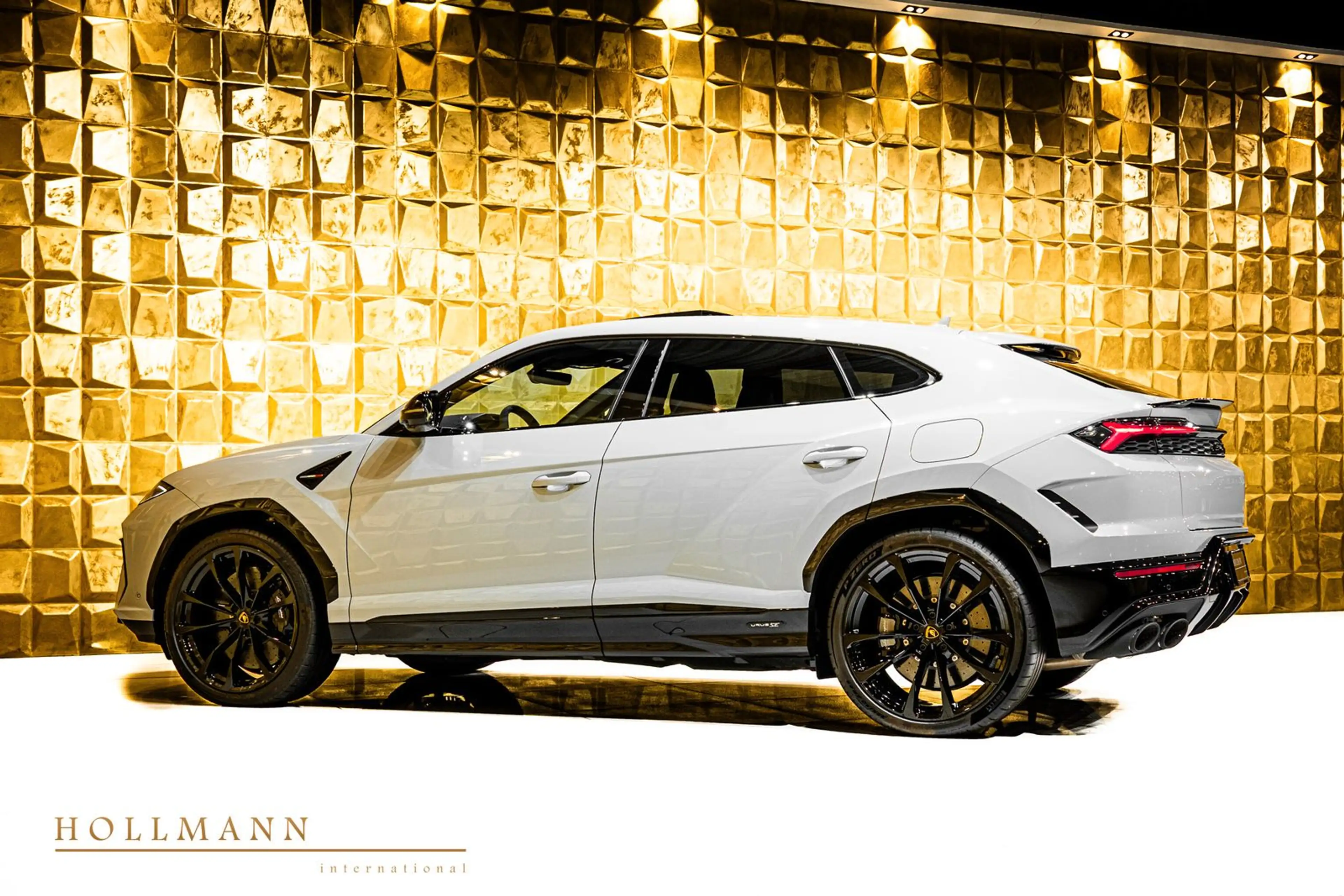 Lamborghini Urus SE + B&O + BIG CARBON PACK + PANO + — photo 4