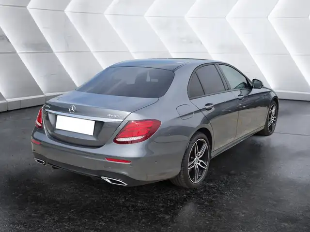 Mercedes-Benz 220 view 4