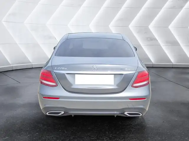 Mercedes-Benz 220 view 3