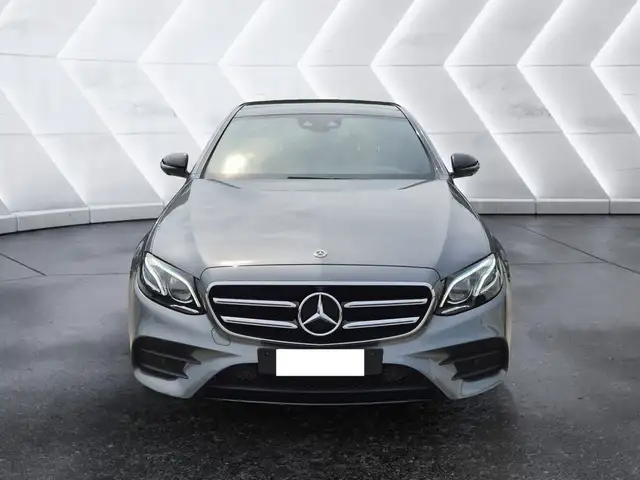 Mercedes-Benz 220 view 2