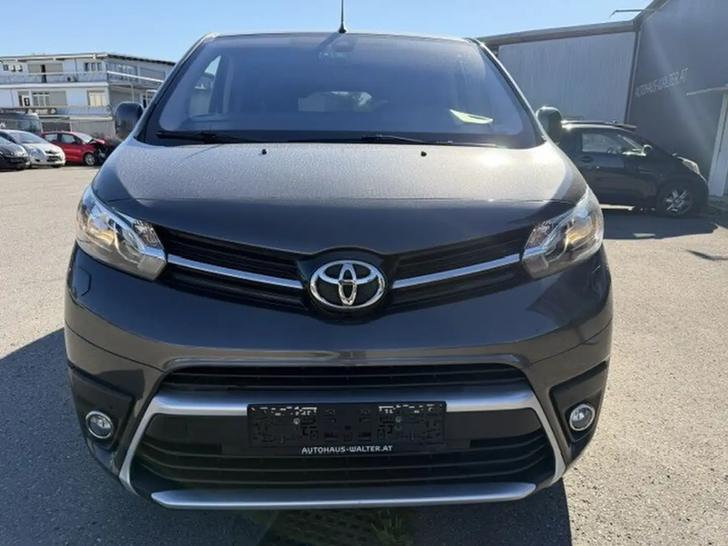 Toyota Proace Verso 2,0 D-4D 150 Medium Family inkl. AHK Grau - 2